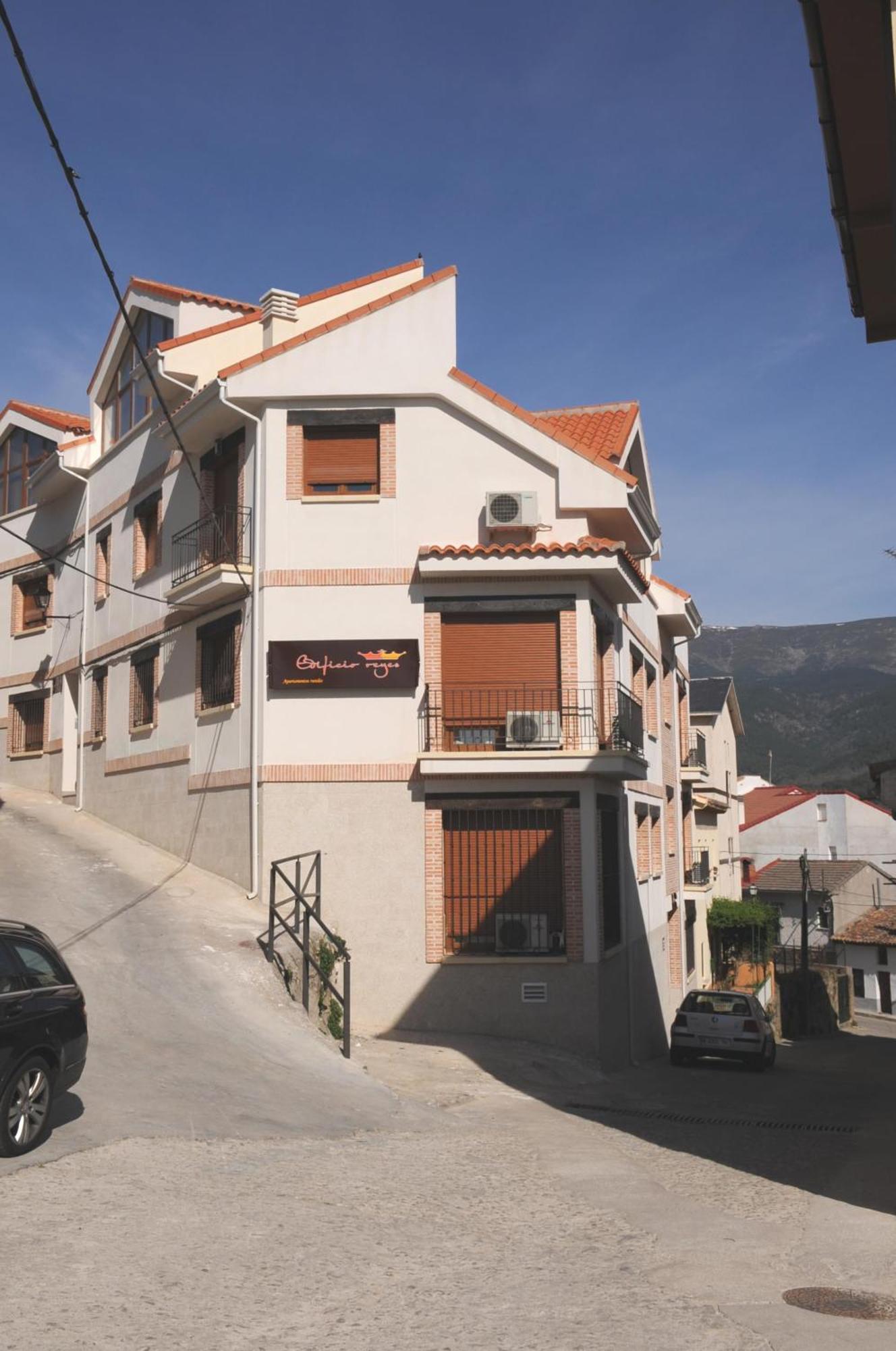 Edificio Reyes Apartment La Adrada Bagian luar foto