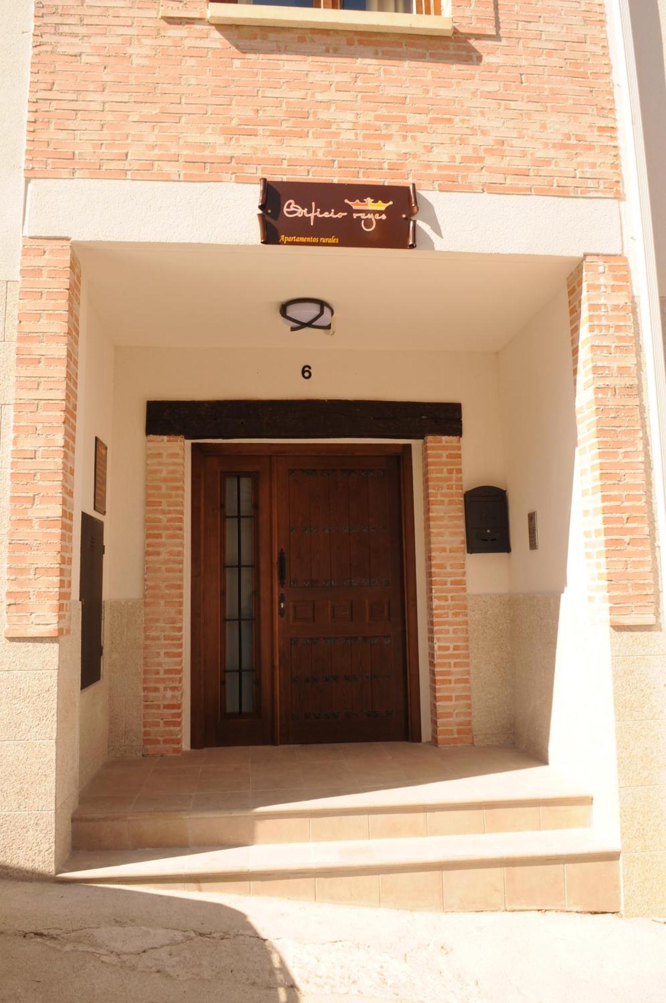 Edificio Reyes Apartment La Adrada Bagian luar foto